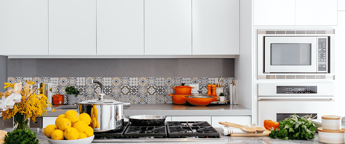 Decoración de cocinas y baños con azulejos en vinilo,